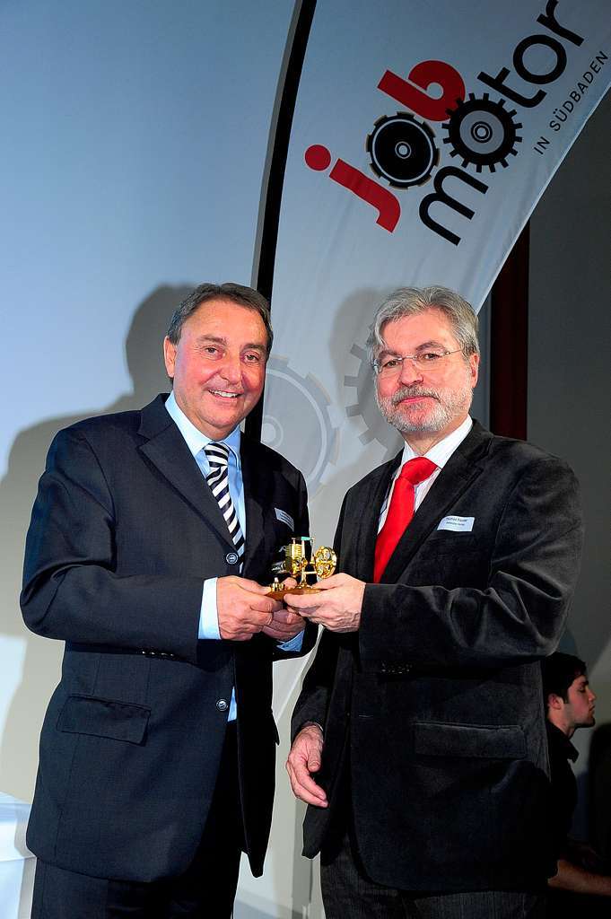 Horst Kary, Chef der Sparkasse Freiburg-Nrdlicher Breisgau, erhielt  einen Ehren-Jobmotor, rechts BZ-Chefredakteur Thomas Hauser