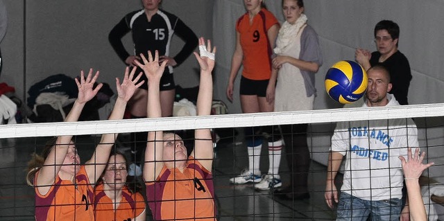 Volleyball 2010/2011Lahr vs. OffenburgBlock von Lahrer Spielerinnen  | Foto: Peter Aukthun-Grmer