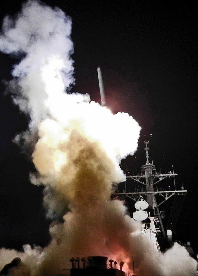 Ein amerikanisches Kriegsschiff feuert...gen ab (Bild von den USA freigegeben).  | Foto: dpa