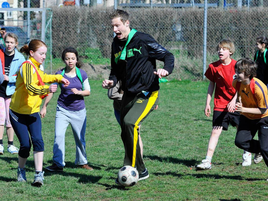 Marcell Jansen beim Sportunterricht. Marcell Jansen beim Sportunterricht.