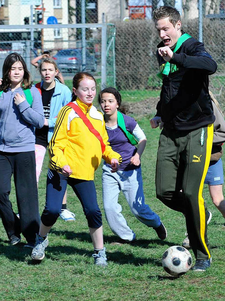 Marcell Jansen beim Sportunterricht. Marcell Jansen beim Sportunterricht.