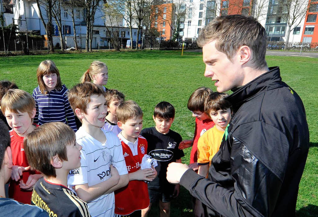 Marcell Jansen beim Sportunterricht. Marcell Jansen beim Sportunterricht.