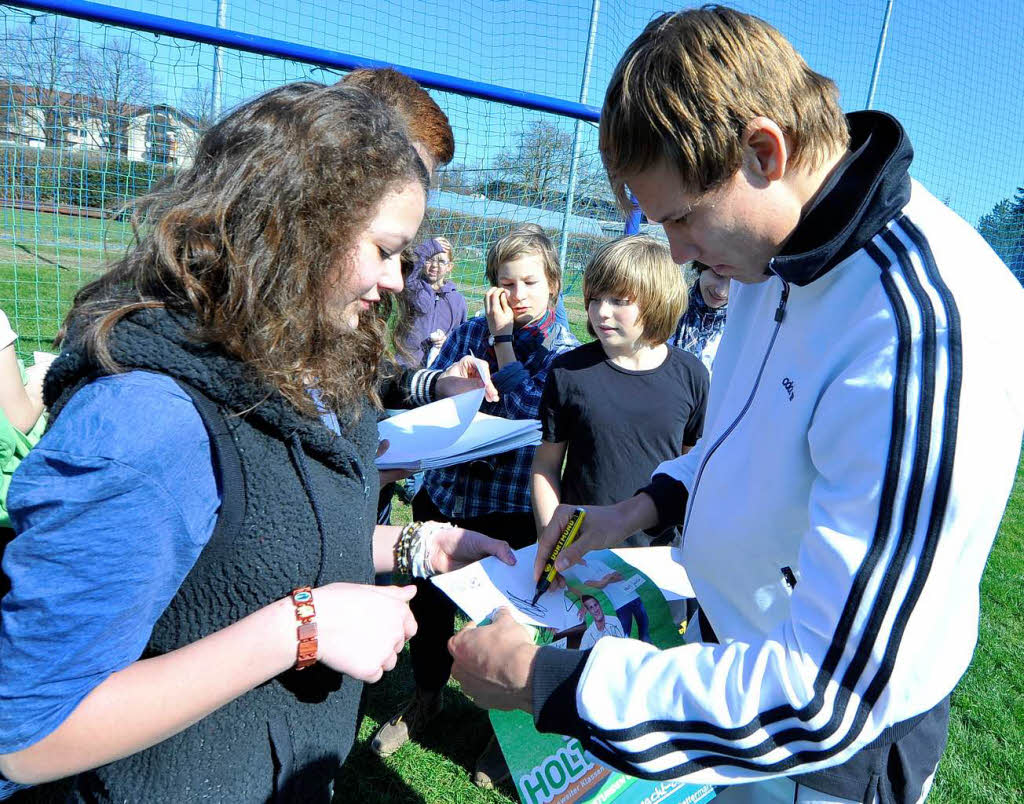 Holger Badstuber schreibt Autogramme. Holger Badstuber schreibt Autogramme.