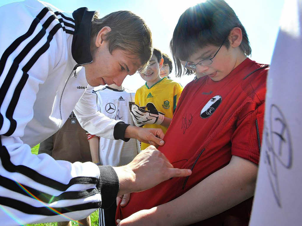 Holger Badstuber schreibt Autogramme. Holger Badstuber schreibt Autogramme.