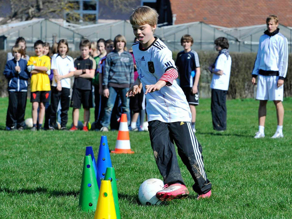 Holger Badstuber beim Sport-Unterricht. Holger Badstuber beim Sport-Unterricht.
