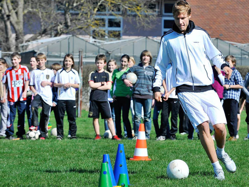 Holger Badstuber beim Sport-Unterricht. Holger Badstuber beim Sport-Unterricht.