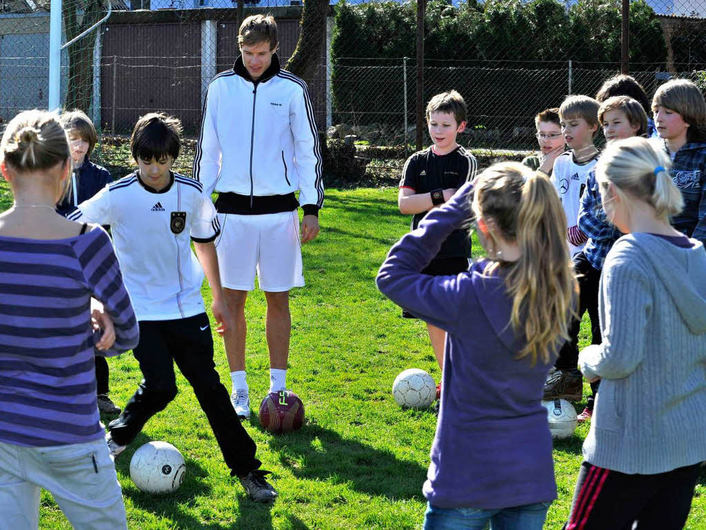 Holger Badstuber beim Sport-Unterricht. Holger Badstuber beim Sport-Unterricht.