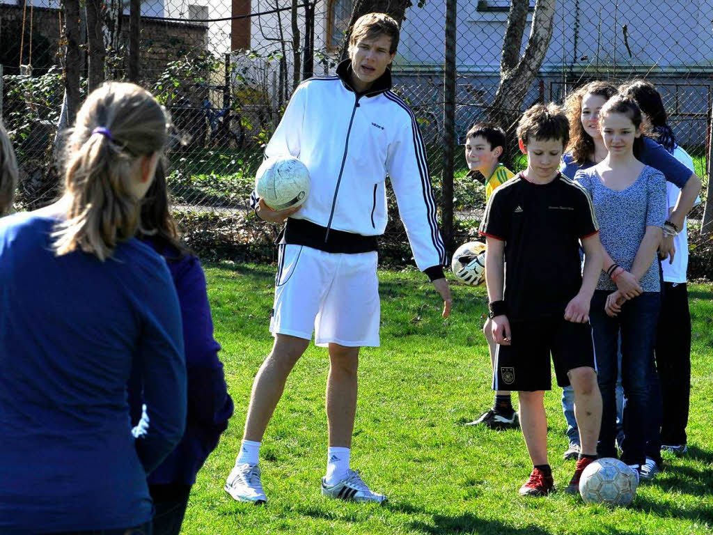 Holger Badstuber beim Sport-Unterricht. Holger Badstuber beim Sport-Unterricht.