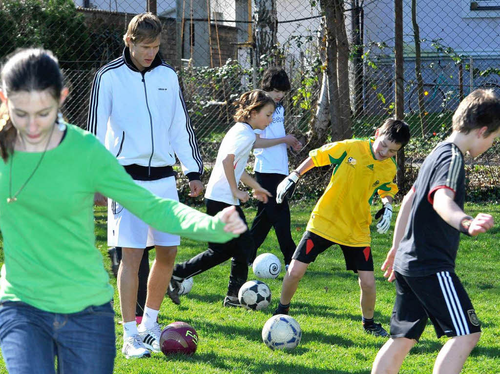 Holger Badstuber beim Sport-Unterricht. Holger Badstuber beim Sport-Unterricht.