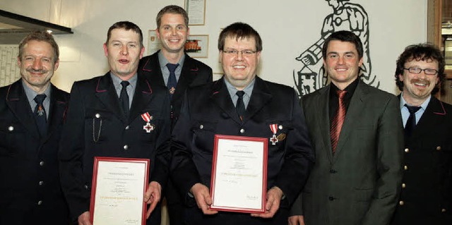 Vier Gratulanten fr zwei zu Ehrende b...reisbrandmeister  Thomas Happersberger  | Foto: Sandra Decoux-Kone