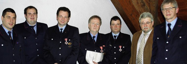 Die Abteilungskommandanten Maik Lenke ... schlossen sich den Glckwnschen an.   | Foto: Mink