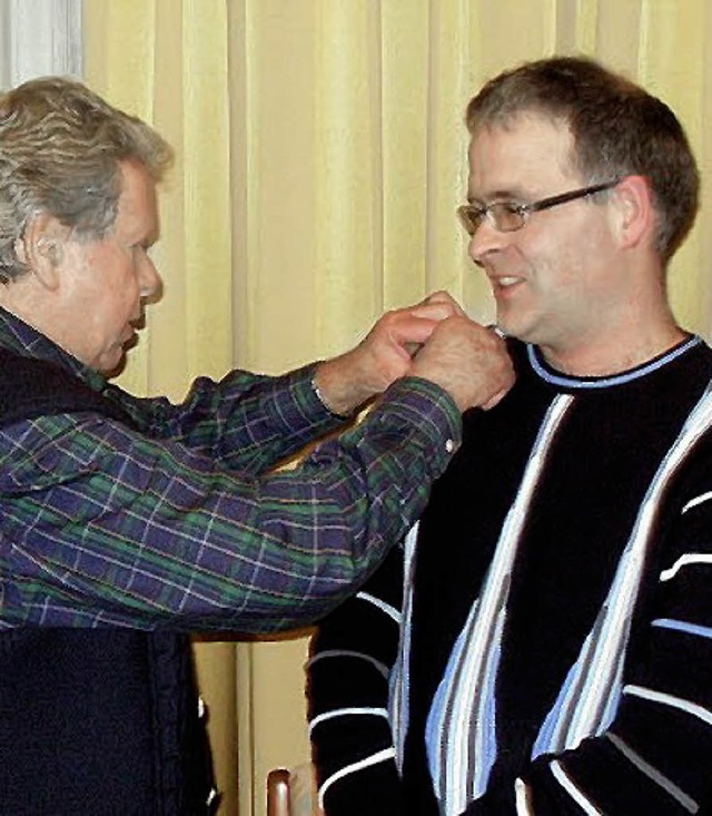 Karl-Hermann Kraus (rechts) bekam fr ... Ehrennadel   des Vereins angeheftet.   | Foto: Schnettelker