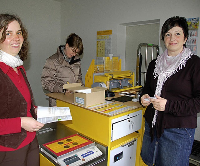 Sonja Stratz (rechts) ist Filialleiter...noch eingewiesen in ihre neue Aufgabe.  | Foto: Elfriede Mosmann