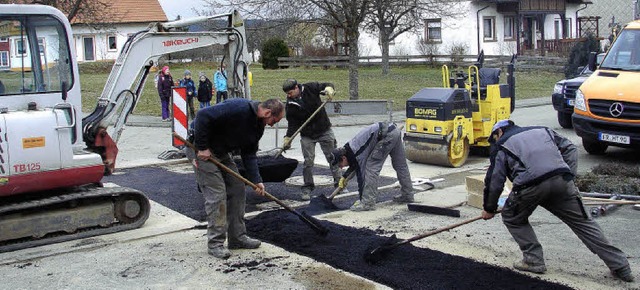 Die Mitarbeiter der Baufirma Hillebran...Straenschden in der Gesamtgemeinde.   | Foto: Christa Maier