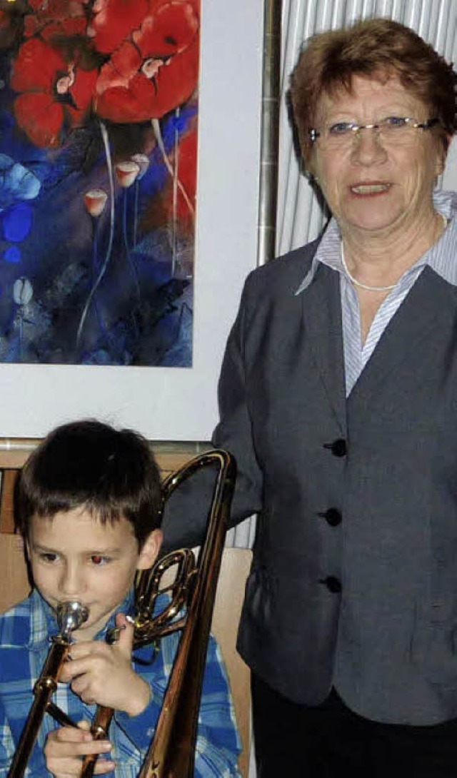 Renate Sifnatsch mit einem ihrer Blumenaquarelle und einem Enkelkind.   | Foto: Karlernst Lauffer
