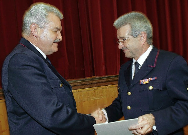 Landesbranddirektor Hermann Schrder (... Feuerwehr-Ehrenkreuz der Sonderstufe.  | Foto: Patrik Mller