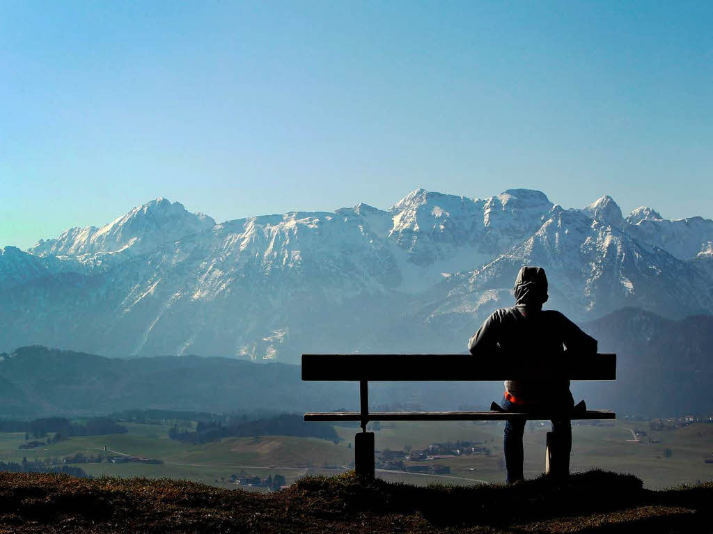 Ein Wanderer genießt nahe Seeg (Schwaben) bei herrlichem Sonnenschein den Blick auf das Panorama der Alpen. Ein Wanderer genießt nahe Seeg (Schwaben) bei herrlichem Sonnenschein den Blick auf das Panorama der Alpen.