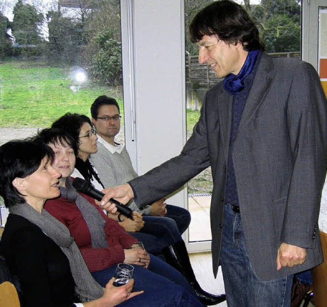 Moderator  Bernd Pflger  im Gesprch ...  Teilnehmern der  Zukunftswerkstatt.   | Foto: Ingeborg Grziwa