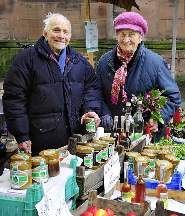 Seit 60 Jahren bei Wind und Wetter auf dem Markt: die Schumachers.   | Foto: Thomas Kunz
