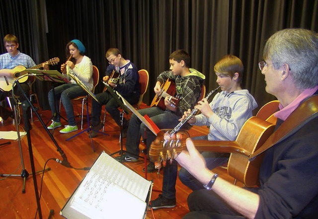 Irish Folk Instrumentalgruppe der Musi...te beim Patrozinium fr Unterhaltung.   | Foto: Ingrid Arndt