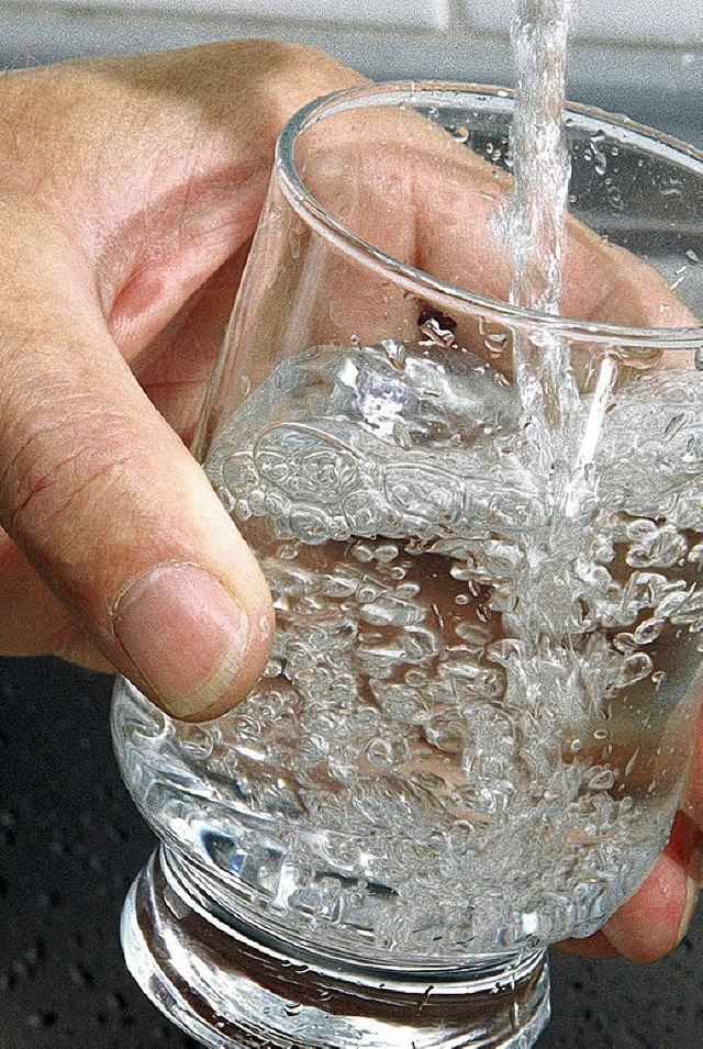 Das Ortenauer Trinkwasser ist in aller Regel spitze.  | Foto: dpa