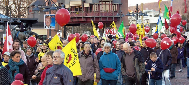 Gegen Atomkraft: Der Protest vereinte ...end in Lrrach Menschen jeden Alters.   | Foto: Nikolaus Trenz