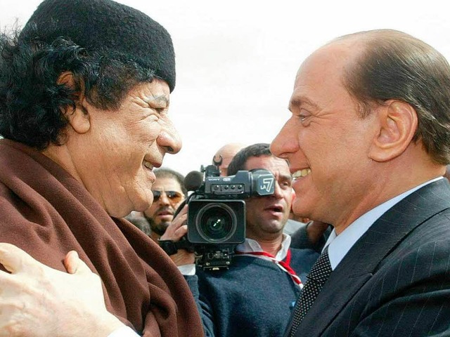 Die Zeit der Umarmungen ist vorbei: Gaddafi und Berlusconi im Jahr 2004.  | Foto: dpa