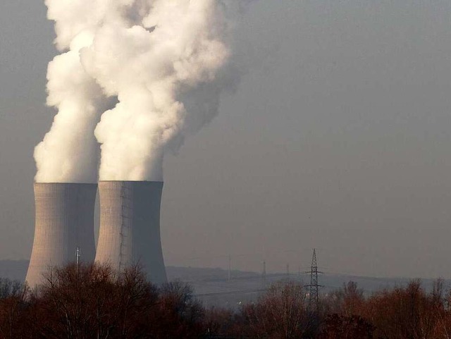 Noch rauchen die Khltrme des bayerischen Atomkraftwerks Grafenrheinfeld.  | Foto: dapd