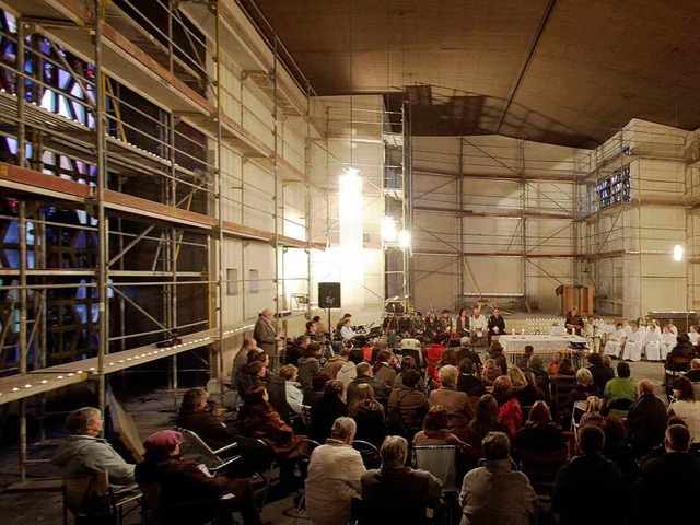 Bei einem Baustellengottesdienst am Sa...ls  Plne fr die Ausmalung informiert  | Foto: Christoph Breithaupt