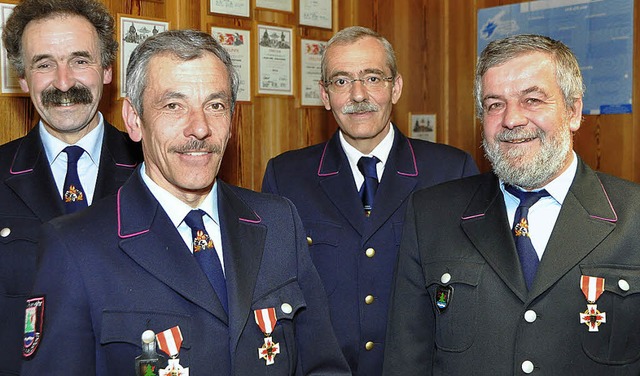 Kreisbrandmeister Max Eschenlohr (Zwei...dem Ehrenkreuz des Landes in Gold aus.  | Foto: Markus Straub