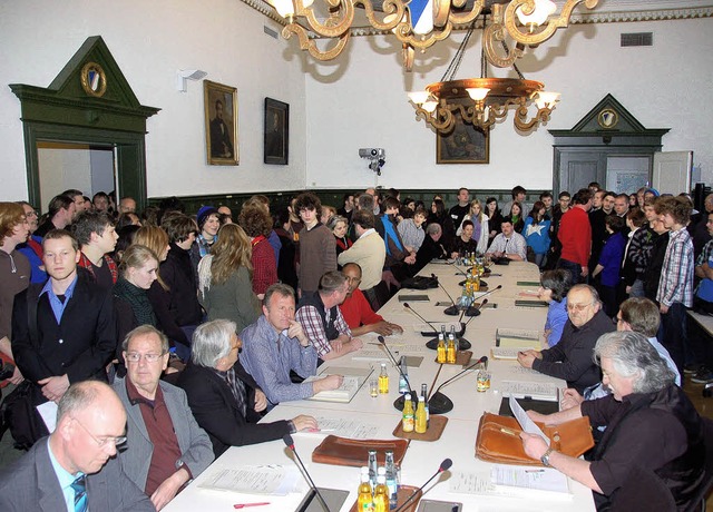 Demonstration der Strke:  mehr als 60...en gar nicht mehr in den Saal hinein.   | Foto: Andr Hnig