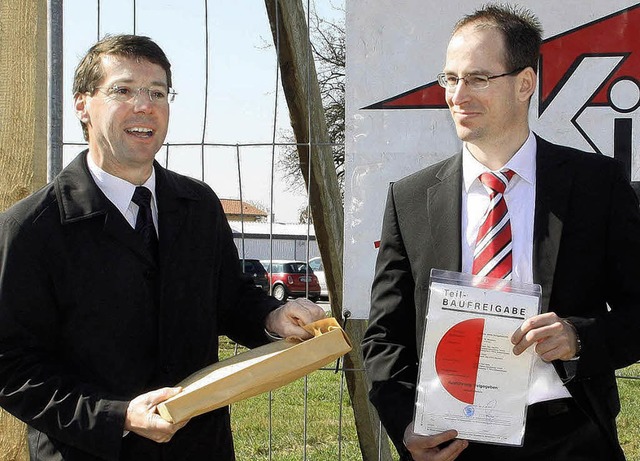 Brgermeister Bruno  Metz berreicht den Teilbaufreigabeschein an Gregor Kser.   | Foto: Ulrike Hiller