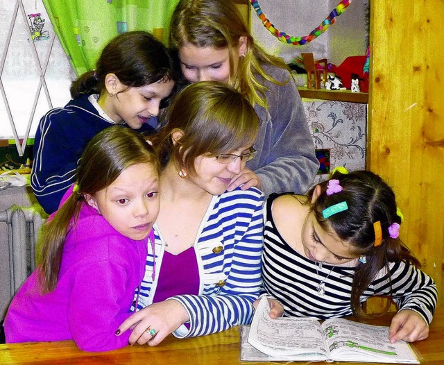 Bei ihrem freiwilligen Dienst gibt die...ansen (Mitte) auch Kindern Nachhilfe.   | Foto: Privat