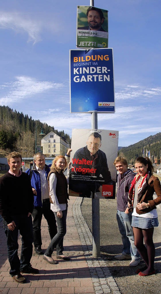 Fabian Roth, Patrick Lebrecht, Elena K...n links) begutachten die Wahlplakate.   | Foto: blum
