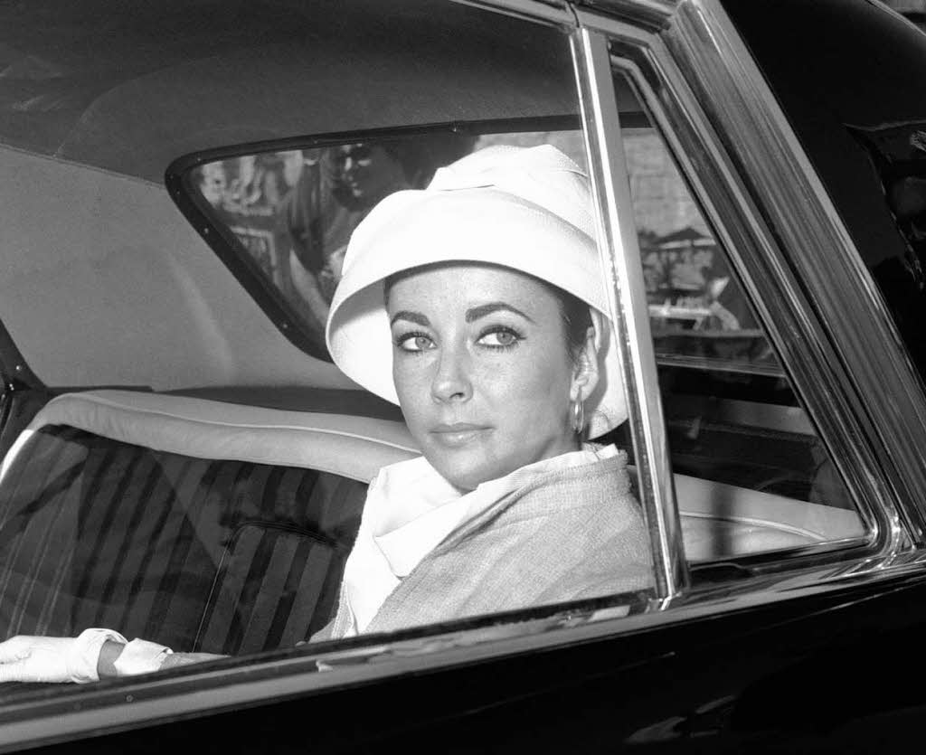 Liz Taylor verlsst das Set von „Kleopatra“, der Klassiker wurde 1962 in Rom gedreht.