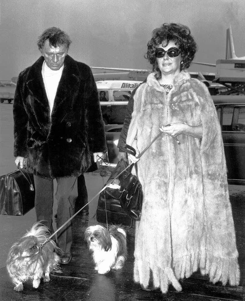 Elizabeth Taylor und Richard Burton waren zweimal verheiratet (hier 1972 auf dem Flughafen in Rom).