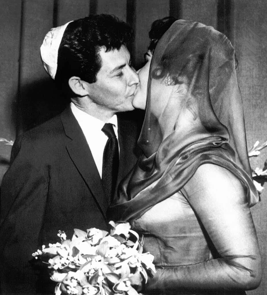 Die Schaupielerin Elizabeth Taylor und der Snger Eddie Fisher kssen sich 1959 in Las Vegas, wo sie nach jdischem Zeremoniell getraut wurden.