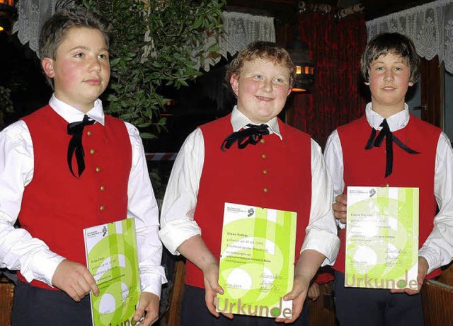 Felix Ebner, Linus Sedlak und Lukas Fe... in der Blasiwlder Kapelle geworden.   | Foto: Ute Aschendorf