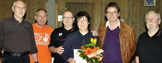 Gratulieren Christel Meisinger (3.v.r....zender Manfred Bickel und Klaus Hieke.  | Foto: Alexander Anlicker