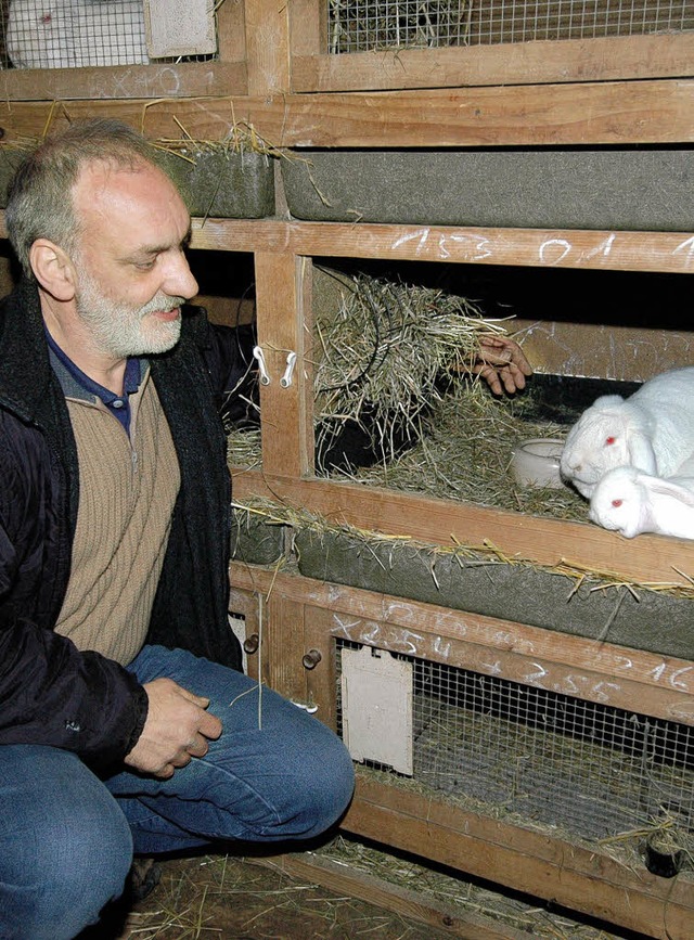 Bernhard Dufner und sein  Hasennachwuchs.   | Foto: Zimmermann