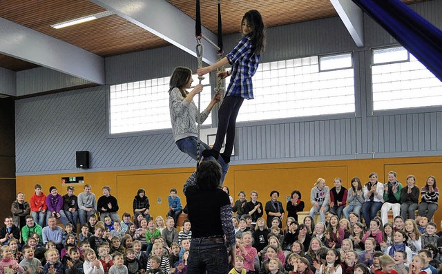 Mucksmuschenstill war es in der Halle...e Kunststcke am Trapez ausprobierten.  | Foto: Kirsten Lux