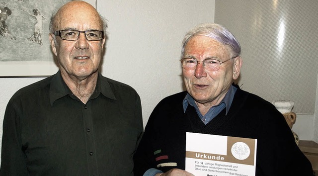 Horst Pohl (rechts) wurde von Rudibert...zum Obst- und Gartenbauverein geehrt.   | Foto: Hrvoje miloslavic