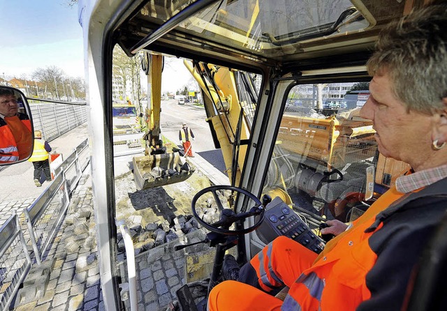 Asphalt statt Pflaster: Arbeiten am Radweg in der Lrracher Strae.   | Foto: Ingo sSchneider