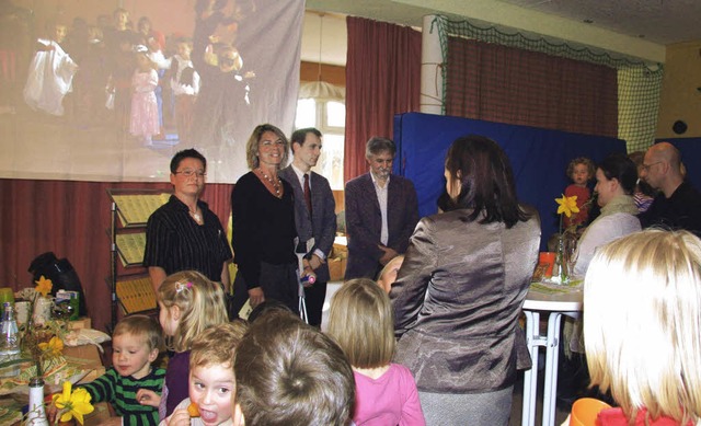 Der evangelische Kindergarten Sonnensc... und Sozialamtsleiter Josef Gyuricza.   | Foto: Martina Weber-Kroker