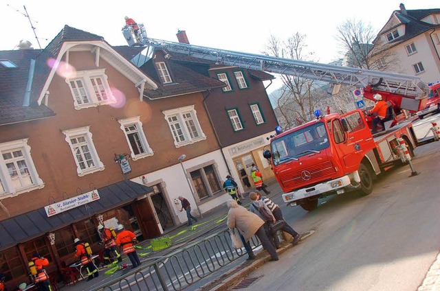 24 Feuerwehrleute waren im Einsatz  | Foto: Kathrin Blum