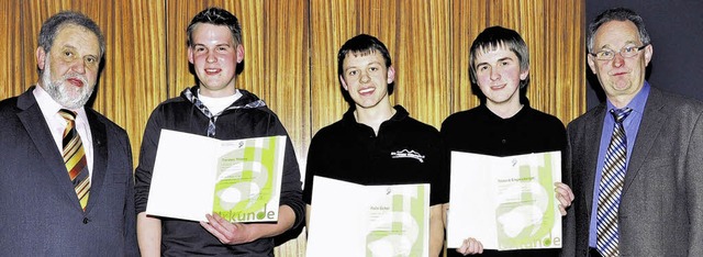 Prsident Franz Bayer (links) und Verb...nks) zum goldenen Leistungsabzeichen.   | Foto: Pichler