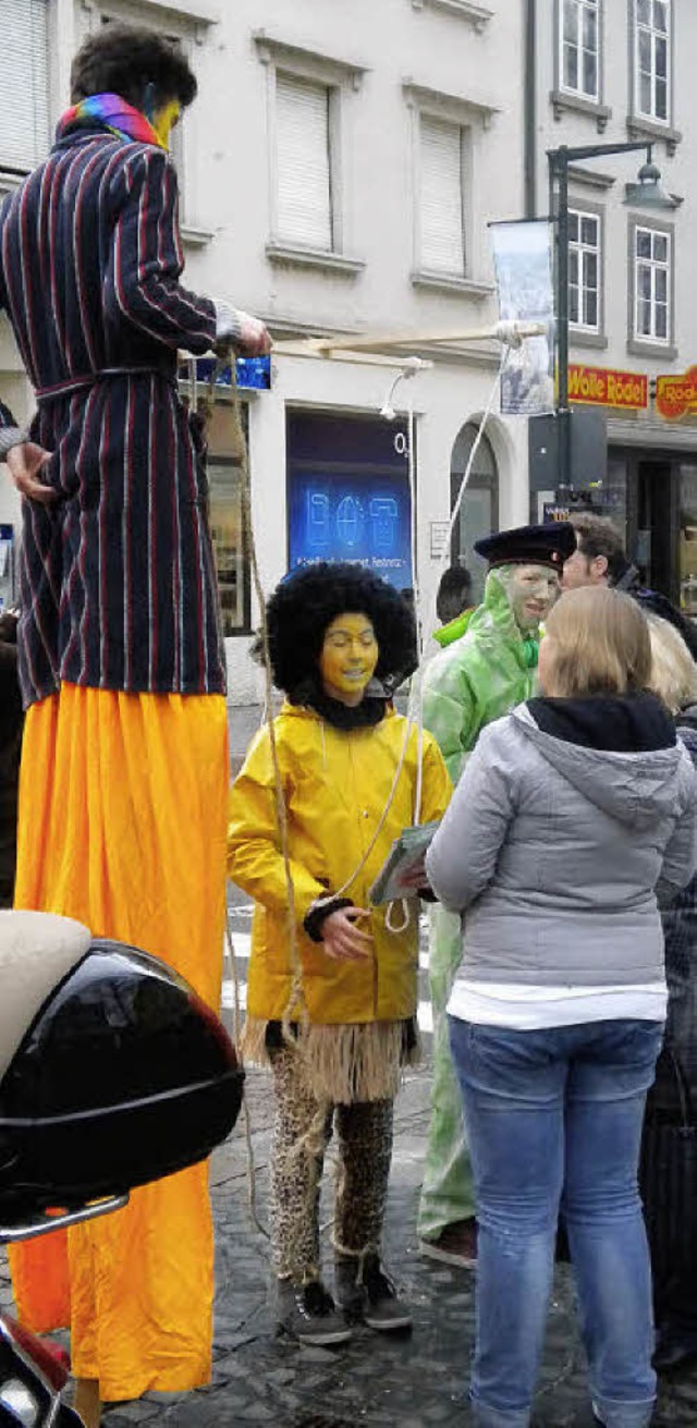 Theaterperformance in der Innenstadt.   | Foto: Martina David-Wenk