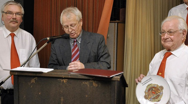 Hubert Johner (rechts) ist seit 65 Jah...teller des badischen Chorverbands aus.  | Foto: kai kricheldorff