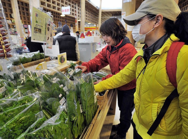Was kann man noch essen? Japanerinnen ...bensmittelladen nrdlich von Fukushima  | Foto: dpa