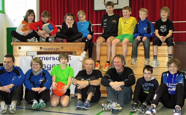 Trainer Hubert Klemm (unten Mitte) mit...des und Kindern der Trainingsgruppe.    | Foto: held